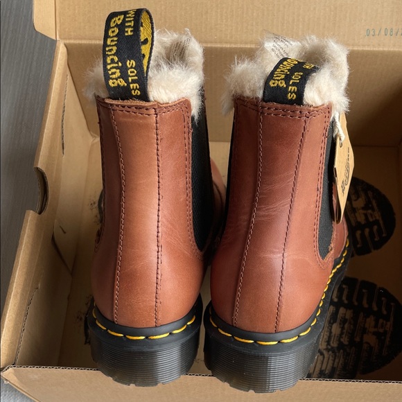 Dr. martens 2976 LEONORE faux shearling chelsea boots - 7US women’s - Picture 7 of 16
